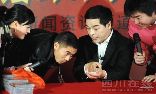 Card magician Zheng Taishun (2nd from right) reveals sleight of hand techniques in card playing to his audience at a teahouse in Chengdu, southwest China, on Tuesday, January 20, 2009.[Photo: scol.com.cn]