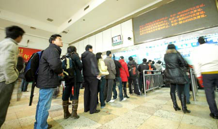 Passengers line up to buy tickets at the Changsha Railway Station in Changsha, capital of central-south China's Hunan Province, Jan. 21, 2009. [Photo: Xinhua]