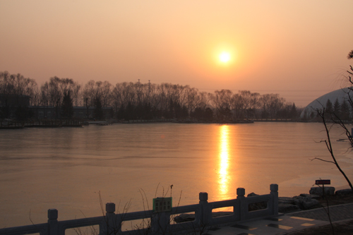 Sunset on the Frozen Lake in Xinghu Yuan [photo: cribeyondbeijing.com] 