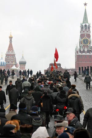 Hundreds of representatives of the Russian Communist Party queue to visit the Lenin's Mausoleum during the 85th anniversary of the death of Vladimir Lenin - the founder of the Soviet state in Moscow, capital of Russia, on Jan. 21, 2009. 