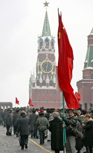 Hundreds of representatives of the Russian Communist Party queue to visit the Lenin's Mausoleum during the 85th anniversary of the death of Vladimir Lenin - the founder of the Soviet state in Moscow, capital of Russia, on Jan. 21, 2009. 