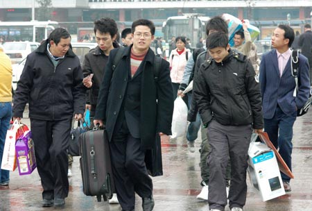 Passengers walk on the square in front of the Changsha Railway Station in Changsha, capital of central-south China's Hunan Province, Jan. 21, 2009. With the approach of the Chinese lunar New Year, Hunan railways have transported over 1 million passengers since the formal start of the annual Spring Festival travel peak on Jan. 11. 