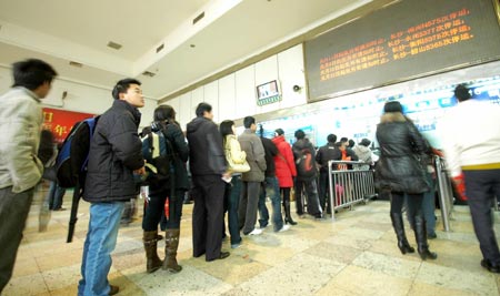 Passengers line up to buy tickets at the Changsha Railway Station in Changsha, capital of central-south China's Hunan Province, Jan. 21, 2009. With the approach of the Chinese lunar New Year, Hunan railways have transported over 1 million passengers since the formal start of the annual Spring Festival travel peak on Jan. 11. 
