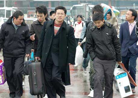 Home-bound people hit China's Railway Stations