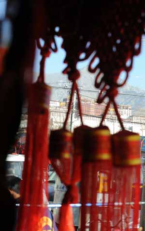 Photo taken on Jan. 21, 2009 shows the Potala Palace with Chinese knots in foreground in Lhasa, capital of southwest China's Tibet Autonomous Region. New Year's decorations become popular in Lhasa as the Chinese lunar New Year is approaching. The Chinese Spring Festival, or lunar New Year, falls on Jan. 26 this year.