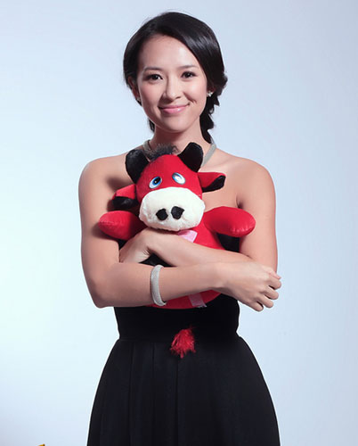 With Spring Festival just around the corner, actress Zhang Ziyi poses with an ox toy and sends her best wishes out to fans through her official website. 
