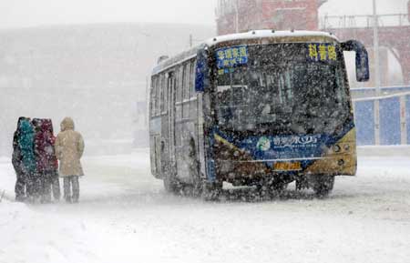 A bus runs against snow in Shenyang, capital of northeast China's Liaoning Province, Jan. 22, 2009.