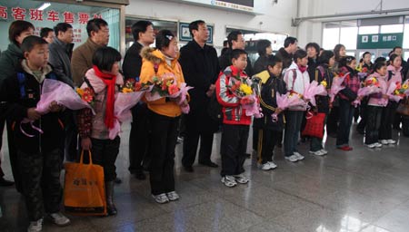 Children from quake-affected Sichuan Province are warmly greeted at the railway station in Cangzhou, north China's Hebei Province, Jan. 22, 2009. Children from ten poor families of Pingwu county, Mianyang city, southwest China's Sichuan Province were invited by volunteer charity families in Cangzhou to spend the Chinese Lunar New Year, which falls on Jan. 26 this year. 