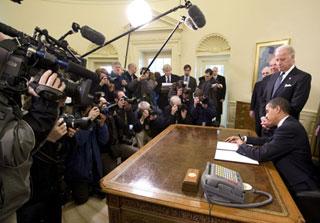 U.S. President Barack Obama signs an executive order closing the military prison at the U.S. military base in Guantanamo, Cuba, in the Oval Office on second official day at White House in Washington, January 22, 2009. [Xinhua/Reuters] 