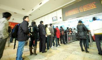 Passengers line up to buy tickets at the Changsha Railway Station in Changsha, capital of central China's Hunan Province, Jan. 21, 2009. [Long Hongtao/Xinhua]