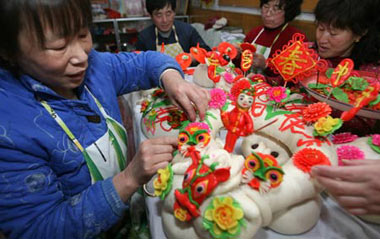 Workers make huamo, a kind of steamed bread eaten during festivals, at a workshop in Yuncheng, north China's Shanxi Province, Jan. 21, 2009. As the Spring Festival, or Chinese lunar New Year, draws near, huamo becomes popular here.