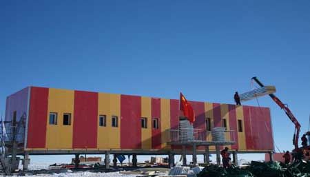 Photo taken on Jan. 18, 2009 shows the Kunlun Station under construction, China's first inland Antarctic research station and the third in Antarctica after Changcheng Station and Zhongshan Station. Workers began to install the roof of the station on Jan. 19 after the walls were constructed. 