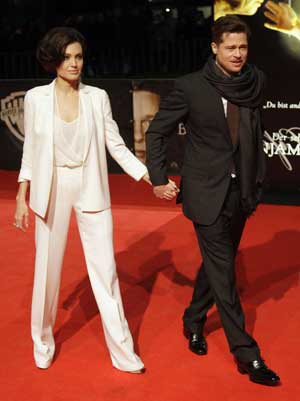U.S.actors Brad Pitt and his partner Angelina Jolie pose for photographers on the red carpet at the German premiere of the movie 'The Curious Case of Benjamin Button' in Berlin January 19, 2009.