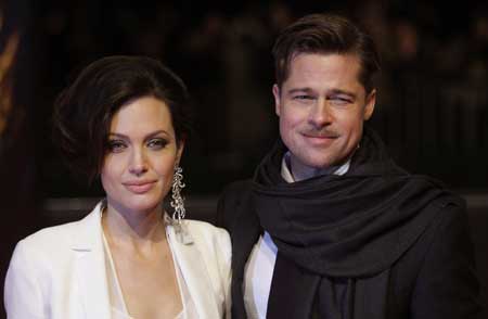 U.S.actors Brad Pitt and his partner Angelina Jolie pose for photographers on the red carpet at the German premiere of the movie 'The Curious Case of Benjamin Button' in Berlin January 19, 2009. 