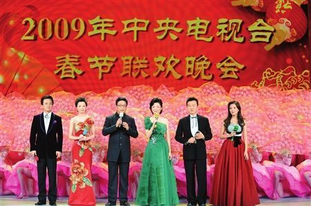 Anchormen and anchorwomen host the Spring Festival Gala during a dress rehearsal in China's biggest TV station, CCTV, in Beijing, capital of China, Jan. 13, 2009. 