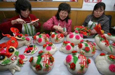 Workers make huamo, a kind of steamed bread eaten during festivals, at a workshop in Yuncheng, north China's Shanxi Province, Jan. 21, 2009. As the Spring Festival, or Chinese lunar New Year, draws near, huamo becomes popular here.