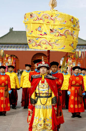 An actor who is dressed as a Qing Dynasty emperor walks during a performance in Beijing January 23, 2009. The performance adapting the ancient ceremony of the Qing dynasty emperors to pray for good fortune will be held daily during the upcoming Chinese Lunar New Year celebrations in Beijing&apos;s Temple of Heaven.[Photo: Xinhua]