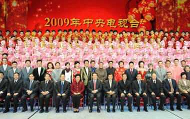 Li Changchun (C front), who is a member of the Standing Committee of the Political Bureau of the Central Committee of the Communist Party of China (CPC), poses for photos with the performers and producers of China Central Television's Lunar New Year gala in Beijing, capital of China, Jan. 23, 2009.