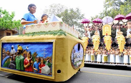 A float attends the full dress rehearsal of the Republic Day parade in New Delhi, capital of India, on Jan. 23, 2009. India will celebrate its Republic Day on Monday. (Xinhua/Wang Ye)