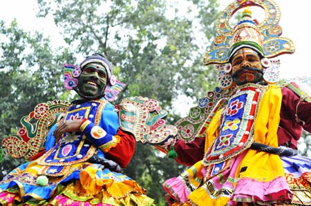 Two actors attend the full dress rehearsal of the Republic Day parade in New Delhi, capital of India, on Jan. 23, 2009. India will celebrate its Republic Day on Monday. (Xinhua/Wang Ye)