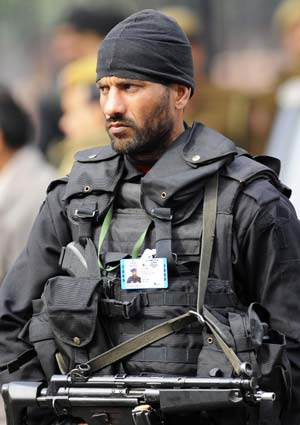 A member of India National Security Guard is on duty to secure the full dress rehearsal for the Republic Day parade in New Delhi, capital of India, on Jan. 23, 2009. Security was tightened as the formal parade will be held three days later. (Xinhua/Wang Ye)