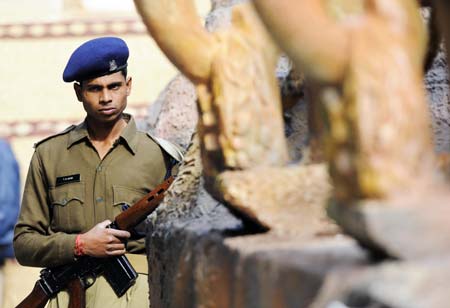 An Indian soldier guards for the full dress rehearsal of the Republic Day parade in New Delhi, capital of India, on Jan. 23, 2009. Security was tightened as the formal parade will be held three days later. (Xinhua/Wang Ye)