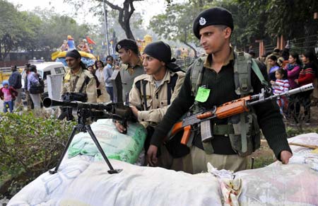 Indian soldiers patrol for the full dress rehearsal of the Republic Day parade in New Delhi, capital of India, on Jan. 23, 2009. Security was tightened as the formal parade will be held three days later. (Xinhua/Wang Ye)