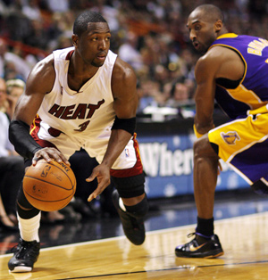 Miami Heat's Dwyane Wade (L) gets past the defense of Los Angeles Lakers Kobe Bryant during third quarter NBA basketball action in Miami Dec.19, 2008. 