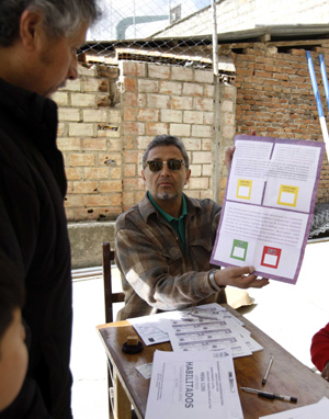 A Bolivian man casts his ballot of the referendum on the new constitution in La Paz, capital of Bolivia, Jan. 25, 2009. A referendum called by Bolivian President Evo Morales on ratification of his constitutional reform kicked off on Jan. 25. (Xinhua/Bao Feifei)