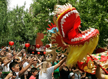 Locals watch the dragon dance during a temple fair held in the China Street in Buenos Aires, capital of Argentina, Jan. 25, 2009. A Chinese temple fair was held in the China Street on Sunday to celebrate the Chinese Lunar New Year.