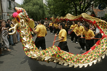 Performers play the dragon dance during a temple fair held in the China Street in Buenos Aires, capital of Argentina, Jan. 25, 2009. A Chinese temple fair was held in the China Street on Sunday to celebrate the Chinese Lunar New Year.