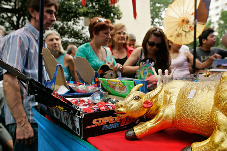 Locals buy Chinese traditional craftworks during a temple fair held in the China Street in Buenos Aires, capital of Argentina, Jan. 25, 2009. A Chinese temple fair was held in the China Street on Sunday to celebrate the Chinese Lunar New Year.