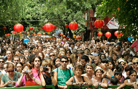 Locals watch performances during a temple fair held in the China Street in Buenos Aires, capital of Argentina, Jan. 25, 2009. A Chinese temple fair was held in the China Street on Sunday to celebrate the Chinese Lunar New Year.