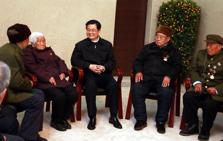 Chinese President Hu Jintao talks with revolutionary veterans, their descendants, and local work models in Jinggangshan City, east China's Jiangxi Province, Jan. 24, 2009, ahead of the Chinese Lunar New Year, China's most important holiday for family gatherings. [Xinhua]