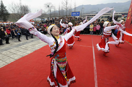 Locals perform folk dances celebrating the Spring Festival in Pengzhou, a quake-hit city of southwest China's Sichuan Province, Jan. 25, 2009. Quake zone residents in west China had made their own ways to welcome the Spring Festival, or the Chinese Lunar New Year. [Xinhua]