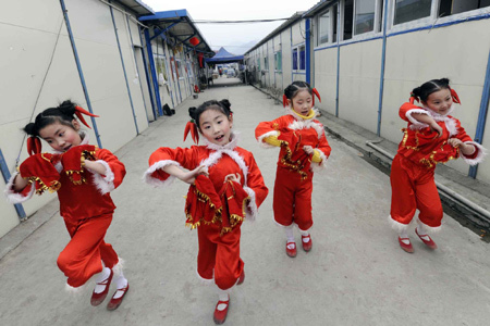Four girls rehearse for a show celebrating the Spring Festival in Pengzhou, a quake-hit city of southwest China's Sichuan Province, Jan. 25, 2009. Quake zone residents in west China had made their own ways to welcome the Spring Festival, or the Chinese Lunar New Year. [Xinhua]