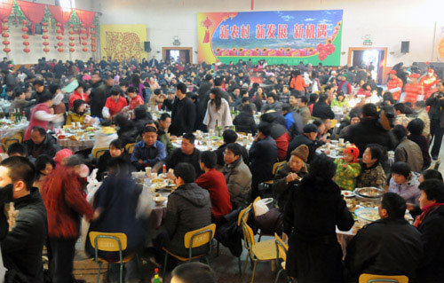 More than 1,000 villagers in Liuminyang village in suburban Beijing eat dumplings together to celebrate the New Year on Sunday, January 25, 2009, the lunar calendar's New Years Eve. [Photo: Xinhua]