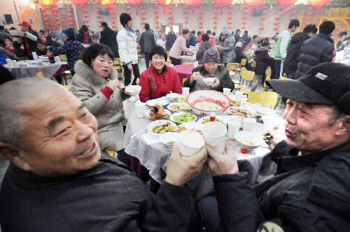 Two elderly people from Liuminying village in suburban Beijing propose a toast to celebrate the Lunar New Year at a dumpling party on Sunday, January 25, 2009. [Photo: Xinhua]