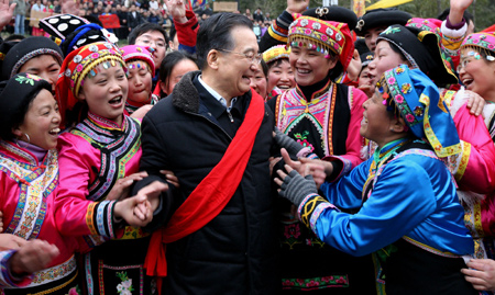 Chinese Premier Wen Jiabao (C) talks to women of Qiang ethnic group at Maoershi Village, Leigu Township of Beichuan County, southwest China's Sichuan Province, Jan. 24, 2009. Wen Jiabao came to the quake-hit counties of Beichuan, Deyang and Wenchuan in Sichuan Province on Jan. 24 and 25, celebrating the Spring Festival with local residents. [Xinhua] 