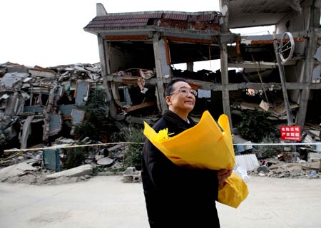 Chinese Premier Wen Jiabao lays a bouquet at the rubbles in Beichuan County to commemorate the victims of the May 12 earthquake , southwest China's Sichuan Province, Jan. 24, 2009. Wen Jiabao came to the quake-hit counties of Beichuan, Deyang and Wenchuan in Sichuan Province on Jan. 24 and 25, celebrating the Spring Festival with local residents. 