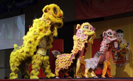 Chinese acrobats perform lion dance during a ceremony to celebrate Chinese Lunar New Year in Panama City, Jan. 25, 2009.