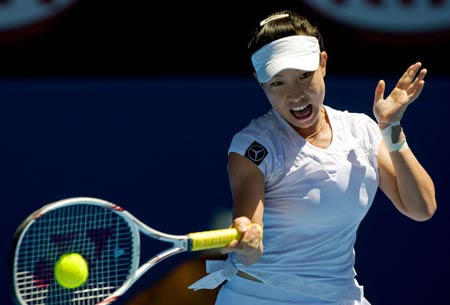 Zheng Jie of China plays a return during women's singles match against Svetlana Kuznetsova of Russia at the Australian Open tennis tournament in Melbourne, Jan. 26, 2009. Svetlana Kuznetsova of Russia entered the quarter-finals after China's Zheng Jie retired injured from their fourth round match.