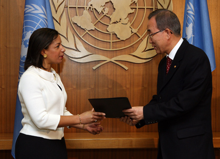 Susan Rice (L), new U.S. Permanent Representative to the United Nations, presents her credential to UN Secretary General Ban Ki-moon at the UN headquarters in New York, the United States, Jan. 26, 2009. (Xinhua/Hou Jun)(
