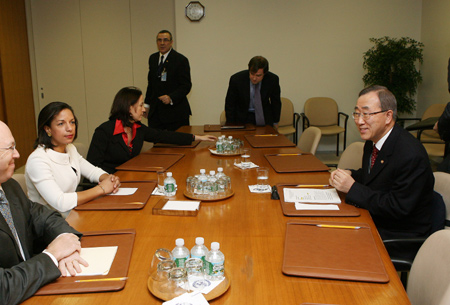  Susan Rice (2nd, L), new U.S. Permanent Representative to the United Nations, talks with UN Secretary General Ban Ki-moon (1st, R) during a meeting after presenting her credential at the UN headquarters in New York, the United States, Jan. 26, 2009. (Xinhua/Hou Jun)(