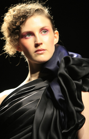 A model presents a creation by French designer Christophe Josse during his Spring-Summer Haute Couture 2009 fashion show in Paris, Jan. 26, 2009. (Xinhua/Zhang Yuwei) 