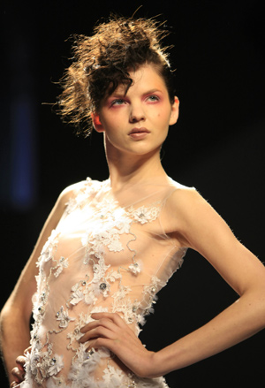  A model presents a creation by French designer Christophe Josse during his Spring-Summer Haute Couture 2009 fashion show in Paris, Jan. 26, 2009. (Xinhua/Zhang Yuwei)