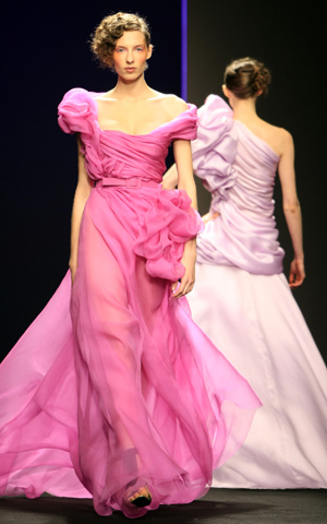 Models present creations by French designer Christophe Josse during his Spring-Summer Haute Couture 2009 fashion show in Paris, Jan. 26, 2009. (Xinhua/Zhang Yuwei)