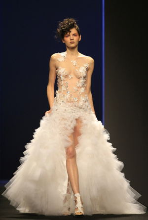 A model presents a creation by French designer Christophe Josse during his Spring-Summer Haute Couture 2009 fashion show in Paris, Jan. 26, 2009. (Xinhua/Zhang Yuwei) 