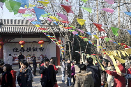 People attend a riddle guessing party in celebration of the Chinese Lunar New Year in the city of Jinan, east China's Shandong province Monday January 26, 2009. Spring Festival, or the Chinese Lunar New Year, is the most important traditional Chinese festival that calls for family reunion. It falls on Jan. 26 this year.[Xinhua]