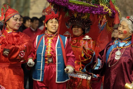 Actresses perform in a traditional sedan chair procession at a temple fair in the city of Xi'an, northwest China's Shaanxi province Monday January 26, 2009. Spring Festival, or the Chinese Lunar New Year, is the most important traditional Chinese festival that calls for family reunion. It falls on Jan. 26 this year.[Xinhua]